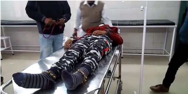 अज्ञात वाहन की चपेट में एक कावड़िये की मौत, एक गंभीर रूप से घायल