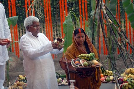 राबड़ी देवी कर रही हैं छठ पूजा, मां का साथ देने घर पहुंची लालू की बेटियां