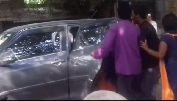 मुरादाबाद में सरेआम दिनदहाड़े युवती को कार में डालकर ले गये लोग, कचहरी पर मचा हंगामा मुरादाबाद में सरेआम दिनदहाड़े युवती को कार में डालकर ले गये लोग, कचहरी पर मचा हंगामा