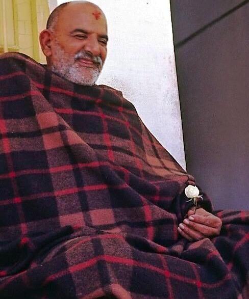 बाबा ने दिया एक फूल, और हो गया चमत्कार! बाबा ने दिया एक फूल, और हो गया चमत्कार!