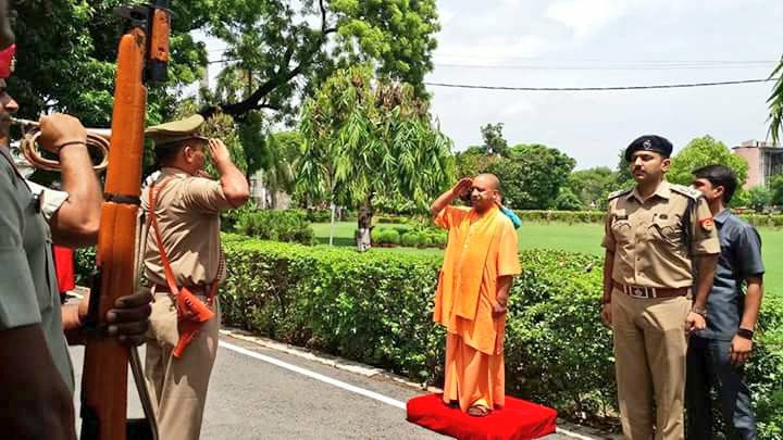 गार्ड ऑफ ऑनर के साथ सीएम का स्वागत