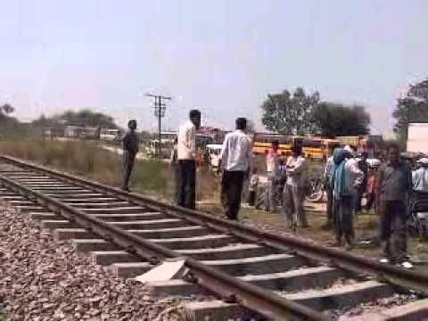 योगी राज में मुस्लिमों पर जुल्म जारी, मुस्लिम परिवार पर ट्रेन मं भीड़ का हमला