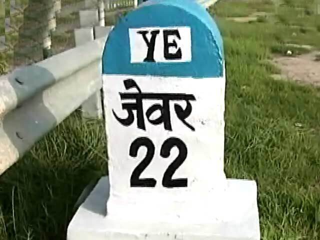 बिजली की भारी कटौती से लोगों मे रोष बिजली की भारी कटौती से लोगों मे रोष