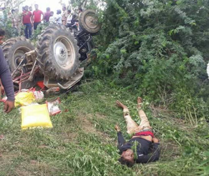 ट्रैक्टर अनियंत्रित होकर सड़क किनारे गड्ढे में पलटा, ड्राइवर की मौके पर मौत