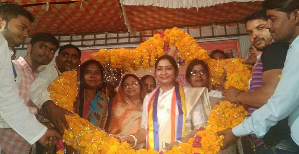 यूपी सरकार के मंत्री की बेटी ने किया सास के खिलाफ प्रचार, लोंगों ने दिखाए काले झंडे