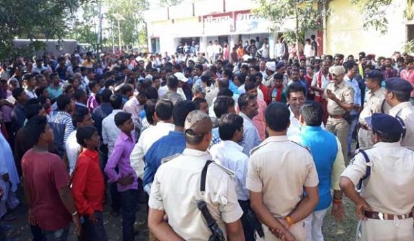 बेतिया थाने में पथराव और फायरिंग, कई पुलिसकर्मी हुए घायल बेतिया थाने में पथराव और फायरिंग, कई पुलिसकर्मी हुए घायल