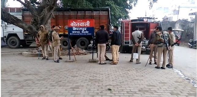 मुस्लिम की याचिका पर हाईकोर्ट के आदेश पर मंदिर मस्जिद से उतारे लाउडस्पीकर