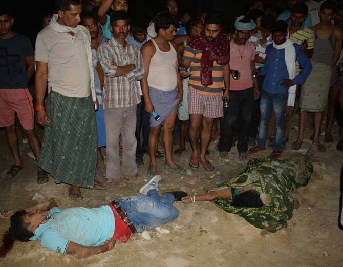 हादसा: ट्रेन से उतरकर पटरी पार करते समय मालगाड़ी से आठ लोग कटे