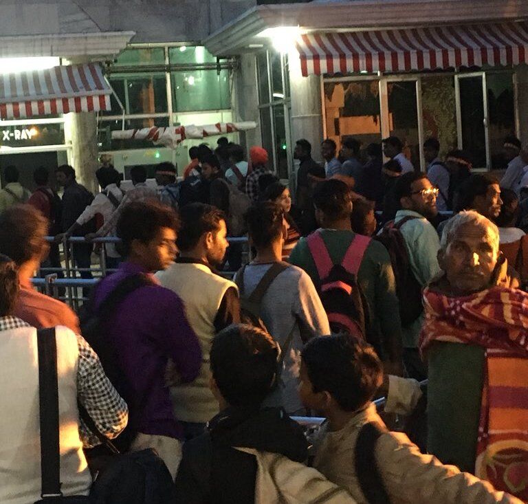 नवरात्रि की नौवें दिन मंदिरों में उमड़ी भीड़, कटरा में माँ के दरवार में पहुंचे श्रद्धालु