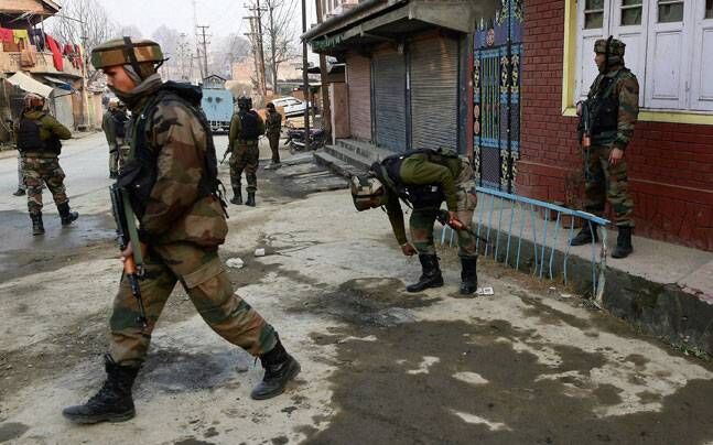जम्मू-कश्मीर में PDP मंत्री फारुख अंद्राबी के घर आतंकी हमला, दो पुलिसकर्मी घायल