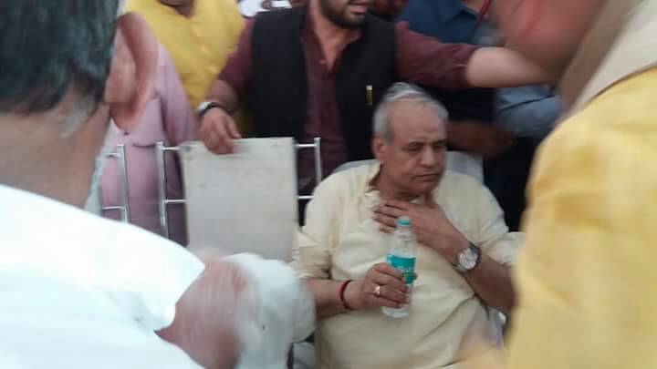 मोदी सरकार की उपलब्धि गिनाते गिनाते मंत्री हुए बेहोश! मोदी सरकार की उपलब्धि गिनाते गिनाते मंत्री हुए बेहोश!