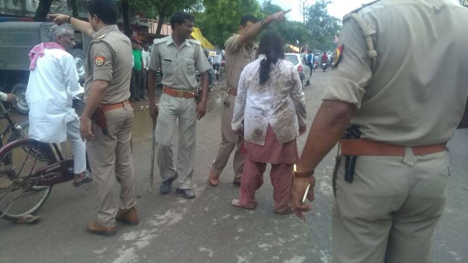सीएम योगी के राज में कोई दुपट्टा खींच रहा है तो कोई इज्जत लूटने की दे रहा धमकी