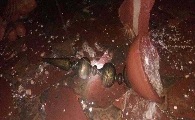 ताजमहल पर आंधी बारिश का कहर, कंगूरा और पिलर टूटे ताजमहल पर आंधी बारिश का कहर, कंगूरा और पिलर टूटे