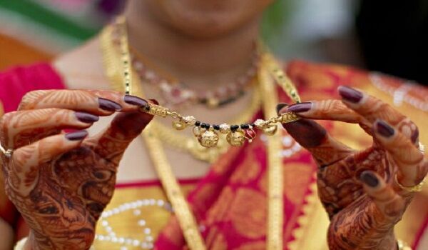 तो इस अफवाह से मंगलसूत्र के मोती पत्थरों से कूचने लगीं महिलाएं, मंत्रालय ने जारी किया नोटिस! तो इस अफवाह से मंगलसूत्र के मोती पत्थरों से कूचने लगीं महिलाएं, मंत्रालय ने जारी किया नोटिस!
