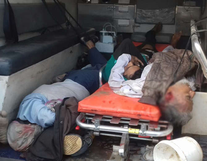 अभी अभी एम्बुलेंस में ऐसे आ रही थी भरभर कर लाशें, दिल दहलाने वाली तस्वीरें अभी अभी एम्बुलेंस में ऐसे आ रही थी भरभर कर लाशें, दिल दहलाने वाली तस्वीरें