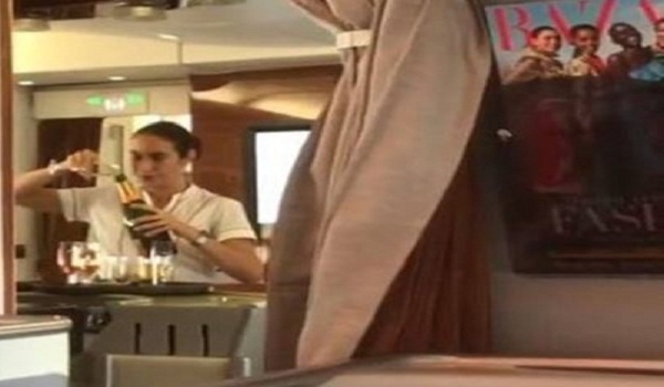 फ्लाइट में यात्री द्वारा इस्तेमाल शराब को फिर से बोतल में डाल रही थी एयर होस्टेस, वीडियो हुआ Viral