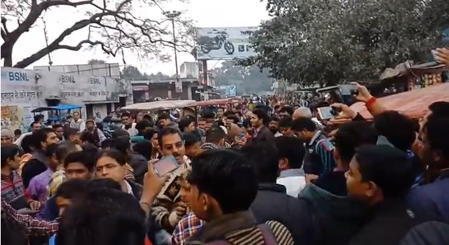 बिजनौर में सरेआम लड़की से छेड़छाड़ करने पर मनचले की जोरदार पिटाई, हंगामा जारी