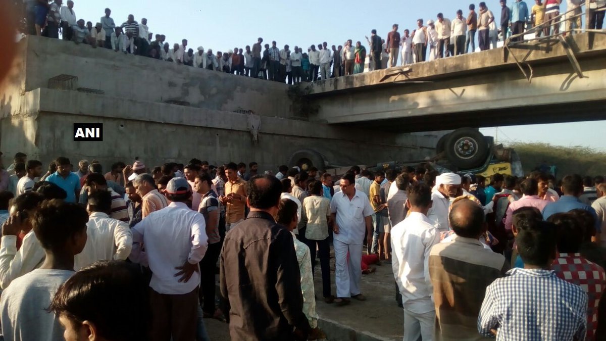 अभी अभी: गुजरात के भावनगर में ट्रक गिरा, 20 की मौत