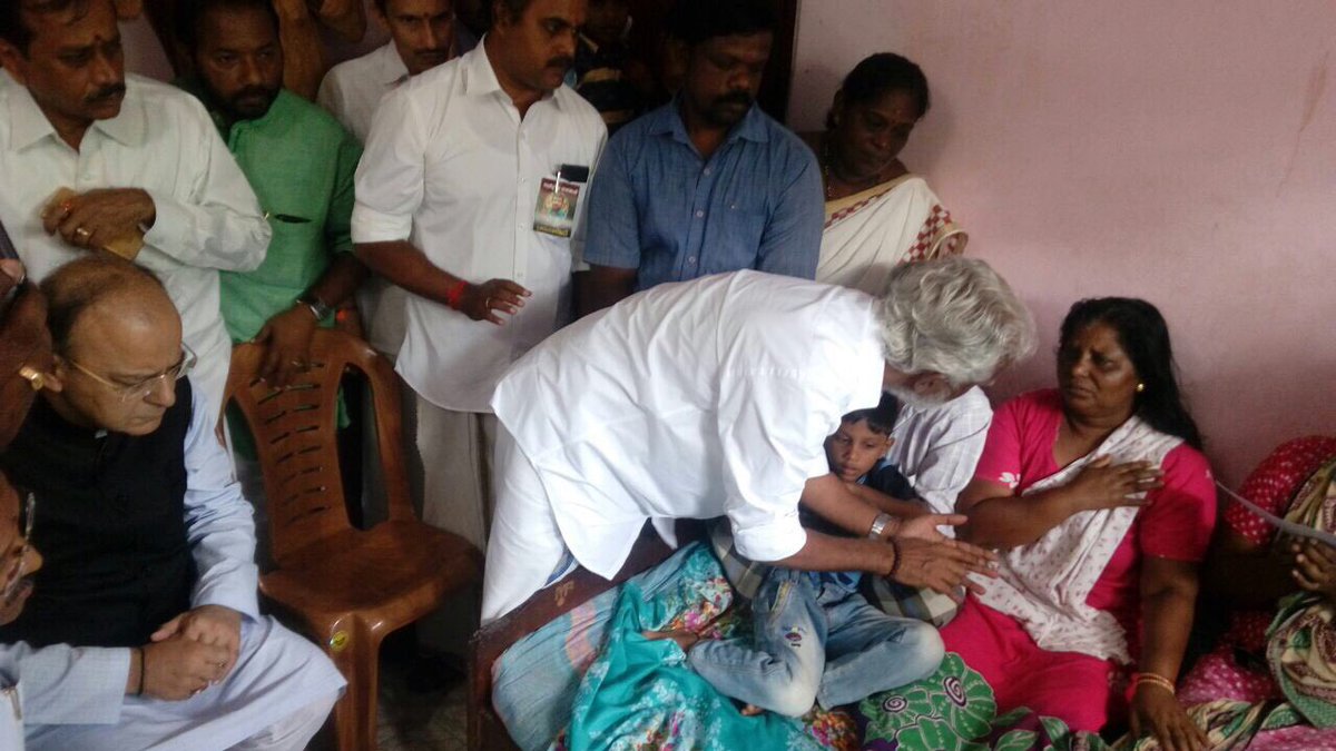 केरल : हिंसा में मारे गए RSS कार्यकर्ता के परिवार से मिले अरुण जेटली