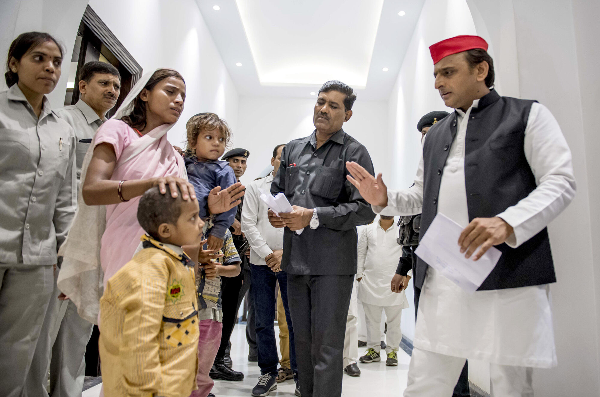 गरीबों को मिलने वाले राशन और छत से वंचित मां-बच्चे अपनी व्यथा पूर्व सीएम को बताते हुए फूट-फूटकर रो पड़े गरीबों को मिलने वाले राशन और छत से वंचित मां-बच्चे अपनी व्यथा पूर्व सीएम को बताते हुए फूट-फूटकर रो पड़े
