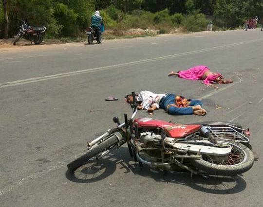 वाराणसी में वाइक सवार महिला और पुरुष की दर्दनाक मौत वाराणसी में वाइक सवार महिला और पुरुष की दर्दनाक मौत