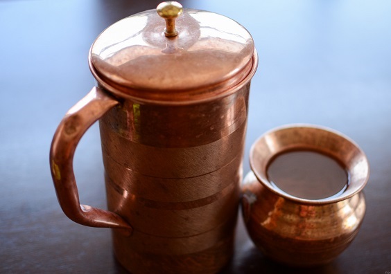सबके लिए सही नहीं है ताम्बे के बर्तन का पानी ! जानिए किसे पीना चाहिए और किसे नहीं