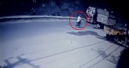 इस साइकिल सवार ने मौत को दी कैसे टक्कर, रौंगटें खड़े कर देगा वीडियो