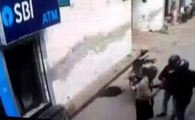 मंत्री की बहन पर हमला, छीन ले गए 50 हजार रुपए से भरा बैग मंत्री की बहन पर हमला, छीन ले गए 50 हजार रुपए से भरा बैग