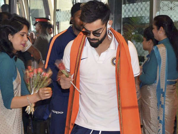 कानपूर में खिलाड़ियों का ऐसा हुआ स्वागत, भगवा गमछा में दिखे  कप्तान विराट और धोनी