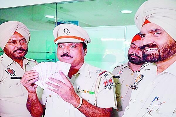 बैंक से निकाले 20 लाख रुपए, 2000 के 25 नोट निकले नकली