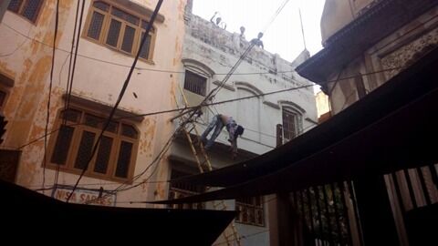 लगाई मौत की छलांग, बिजली के तारों ने बचाया, देखकर वीडियो रह जायेंगे दंग