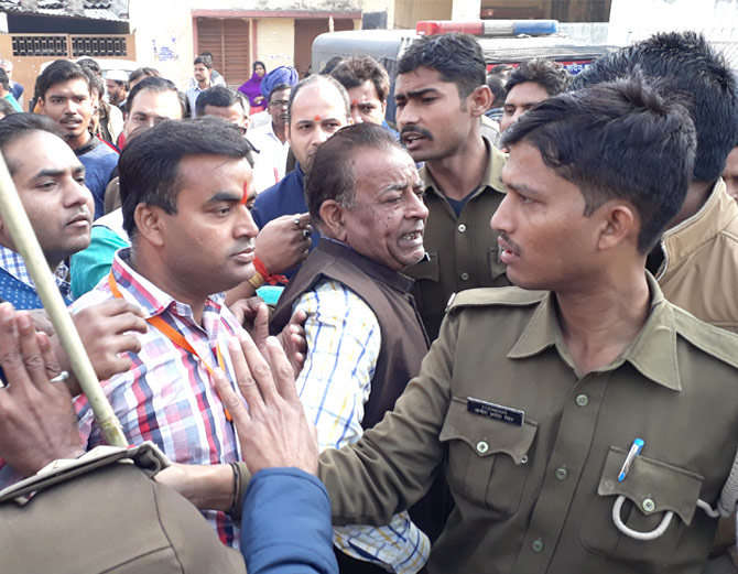 बटन कोई दबाओ लेकिन वोट कमल पर, मचा हडकम्प जब बदली गई 77 मशीने बटन कोई दबाओ लेकिन वोट कमल पर, मचा हडकम्प जब बदली गई 77 मशीने