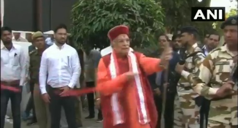कैंची नहीं मिलने पर मुरली मनोहर जोशी को आया गुस्सा, उखाड़कर फेंक दी रिबन, देखिए- VIDEO कैंची नहीं मिलने पर मुरली मनोहर जोशी को आया गुस्सा, उखाड़कर फेंक दी रिबन, देखिए- VIDEO
