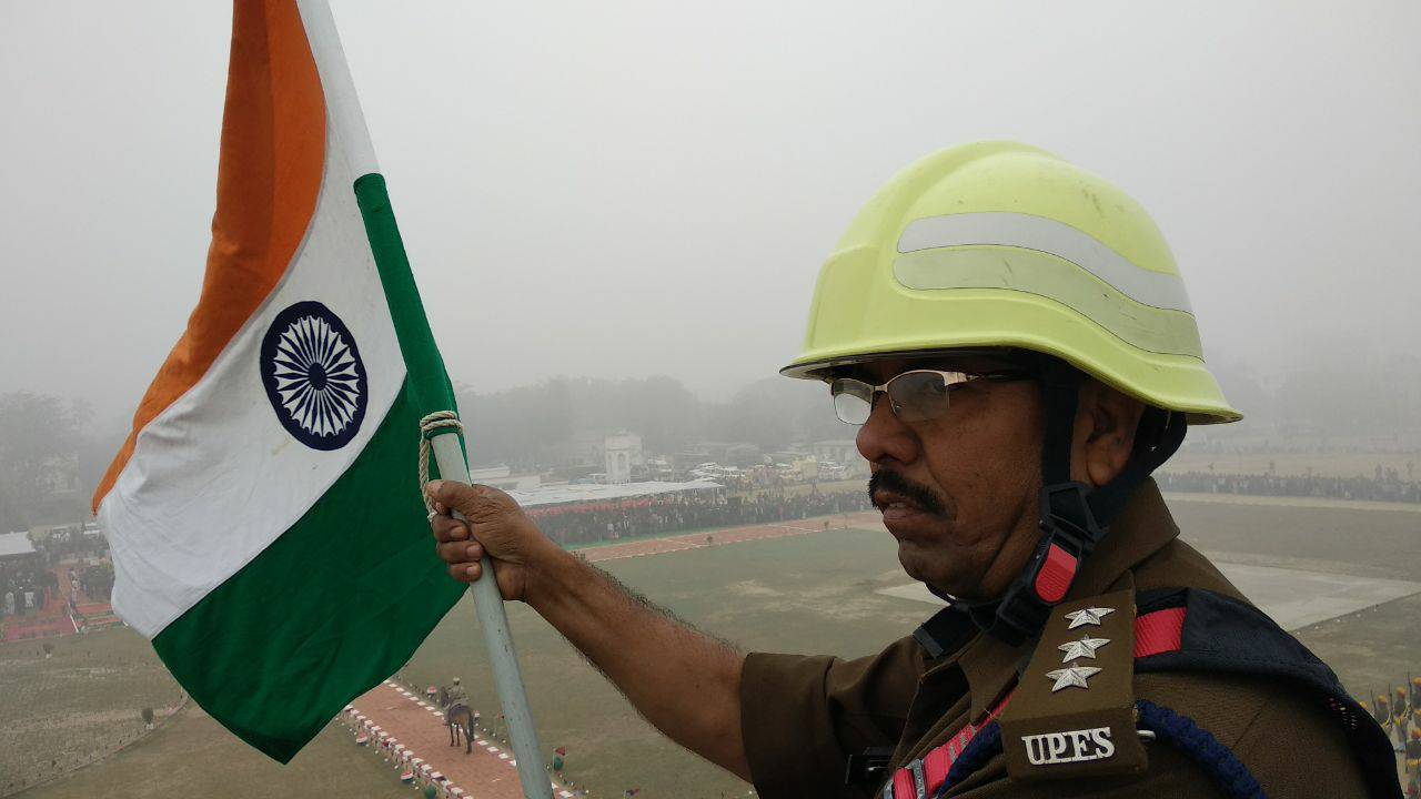 PM के संसदीय क्षेत्र में पहली बार फायर ऑफि‍सर ने लहराया 165 फीट ऊंचाई पर तिरंगा,जाने मकसद
