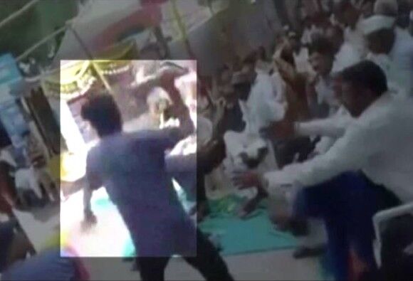 गुजरात में केंद्रीय मंत्री पर फेंका जूता, आरोपी हिरासत में मचा खलबली, देखें वीडियो