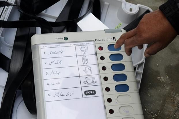 दिल्ली कोर्ट का आदेश MCD की EVM करो सील, शपथ पर रोक दिल्ली कोर्ट का आदेश MCD की EVM करो सील, शपथ पर रोक