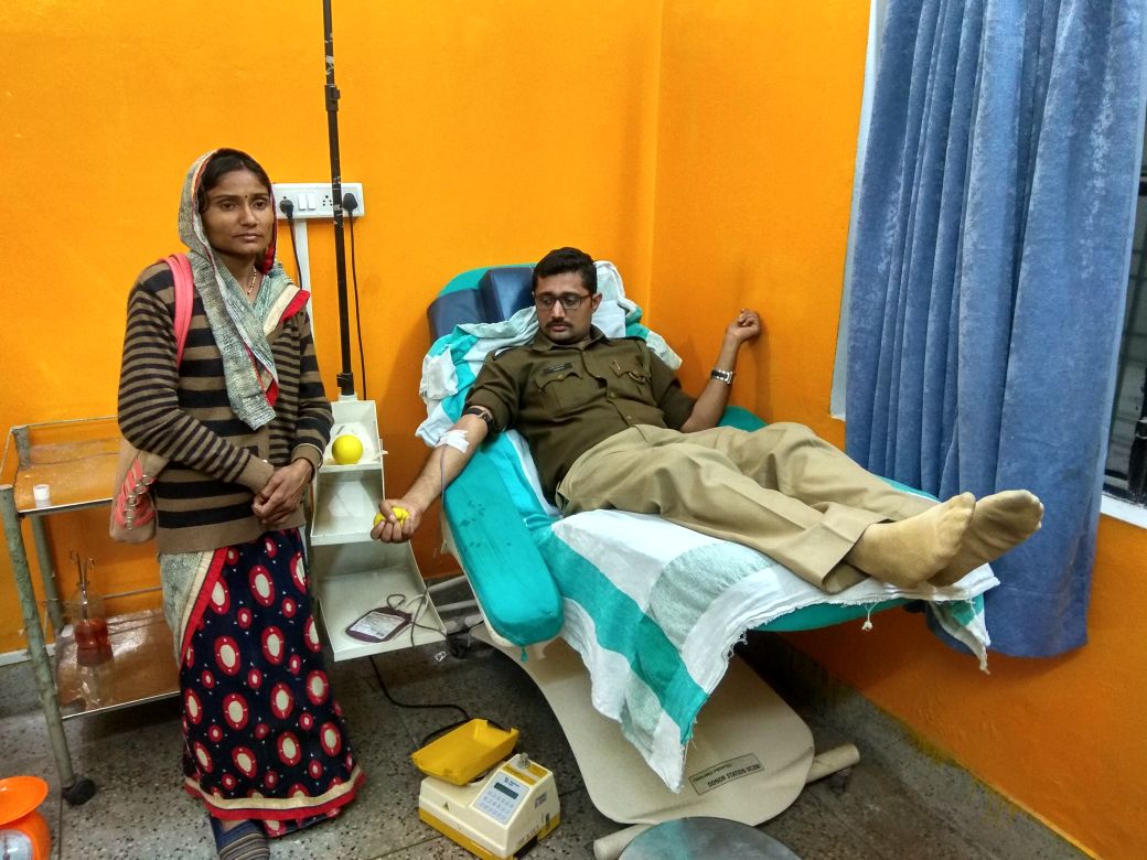 यूपी पुलिस का किया नाम रोशन, जब इस गरीब महिला के पति की बचाई खून देकर जान, और फीस भी खुद ही दी इस सिपाही ने