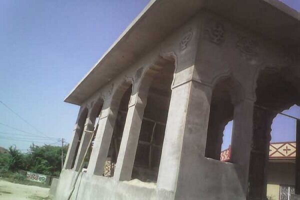 इमाम के साथ मारपीट के बाद मंदिर में लगाया 786 लिखा हुआ झंडा, हालात तनाव में इमाम के साथ मारपीट के बाद मंदिर में लगाया 786 लिखा हुआ झंडा, हालात तनाव में