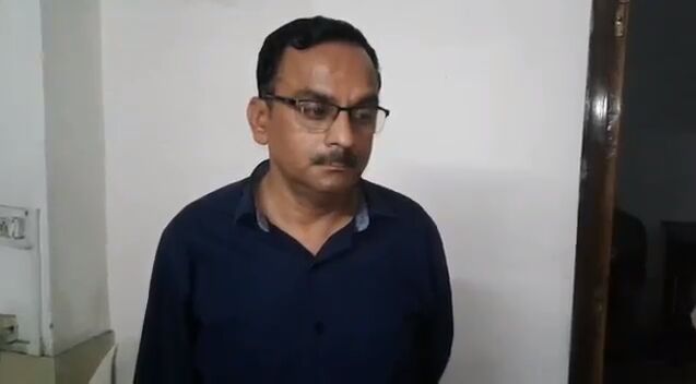 मुरादाबाद जीआरपी ने पकड़ा फर्जी प्रमुख सचिव, नटवरलाल के उड़े होश मुरादाबाद जीआरपी ने पकड़ा फर्जी प्रमुख सचिव, नटवरलाल के उड़े होश