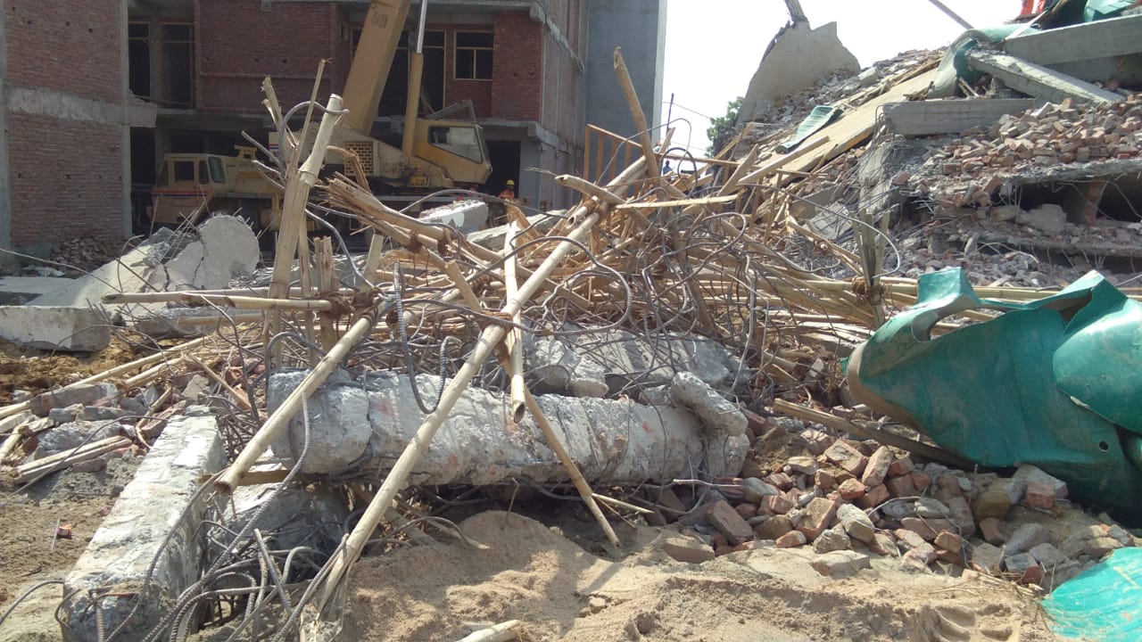 शाहबेरी में छह मंजिला इमारत बराबर वाली चार मंजिल इमारत पर गिरने से गौतमबुद्ध नगर के साथ साथ एनसीआर में दहशत का माहौल