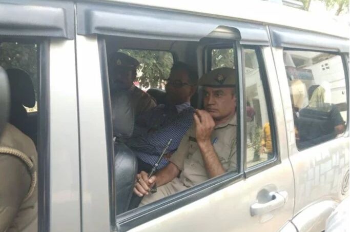 पुलिस रिमांड में पीसी गुप्ता ने उगले राज, उगले नेताओं के नाम, न्यूज चेनल और पत्रकार भी शामिल पुलिस रिमांड में पीसी गुप्ता ने उगले राज, उगले नेताओं के नाम, न्यूज चेनल और पत्रकार भी शामिल