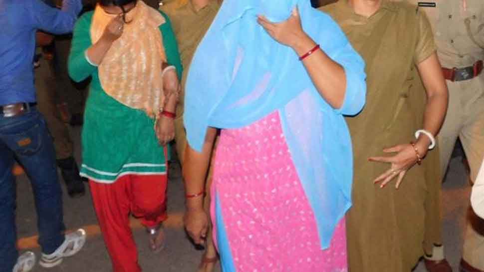 स्पा सेंटर की आड़ में हो रही थी जिस्मफरोशी, पहुंची पुलिस मची भगदड़ 45 मौके पर गिरफ्तार स्पा सेंटर की आड़ में हो रही थी जिस्मफरोशी, पहुंची पुलिस मची भगदड़ 45 मौके पर गिरफ्तार