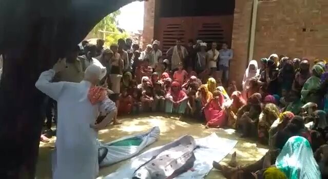 हरदोई जिले के हरियावां में आखिर क्यों मौत का फंदा चूमने को मजबूर हुई दो सगी बहनें, बना रहस्य, देखें तस्वीर हरदोई जिले के हरियावां में आखिर क्यों मौत का फंदा चूमने को मजबूर हुई दो सगी बहनें, बना रहस्य, देखें तस्वीर