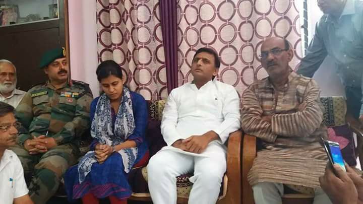 Akhilesh reached the house of Shaheed Ayush Yadav, got emotional Akhilesh reached the house of Shaheed Ayush Yadav, got emotional