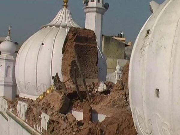 जामा मस्जिद का गिरा  गुंबद, मासूम की मौत के साथ दर्जनों घायल, मचा हडकम्प