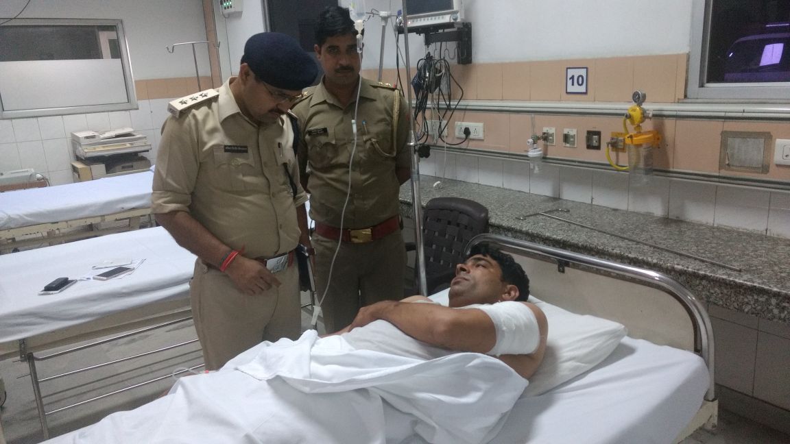 नोएडा में कार लूट कर रहे भाग रहे बदमाशों की पुलिस से मुठभेड़, एक लुटेरे की मौत