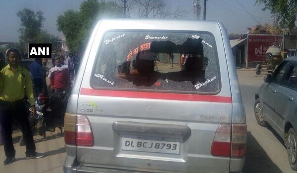 कांग्रेस उम्मीदवार की कार पर हमला, दो लोगों ने की मारपीट और किया बूथ कैप्चर कांग्रेस उम्मीदवार की कार पर हमला, दो लोगों ने की मारपीट और किया बूथ कैप्चर