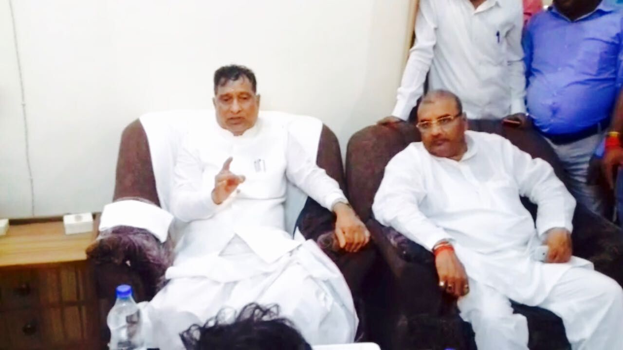 सपा के वरिष्ठ नेता रामगोविंद चौधरी बीजेपी पर बोला हमला,कहा- इशारे पर बेटियो के साथ पुलिस की बर्बरता सपा के वरिष्ठ नेता रामगोविंद चौधरी बीजेपी पर बोला हमला,कहा- इशारे पर बेटियो के साथ पुलिस की बर्बरता