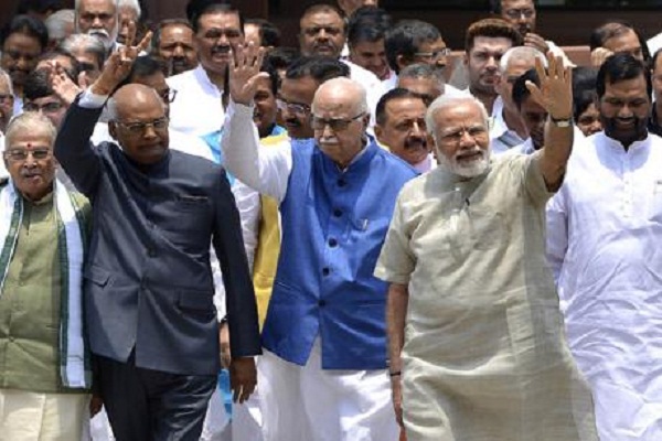 LIVE राष्ट्रपति चुनाव: वोटिंग शुरू, PM मोदी ने डाला पहला वोट, वैंकेया नायडू ने कहा रामनाथ कोविंद ही जीतेंगे LIVE राष्ट्रपति चुनाव: वोटिंग शुरू, PM मोदी ने डाला पहला वोट, वैंकेया नायडू ने कहा रामनाथ कोविंद ही जीतेंगे
