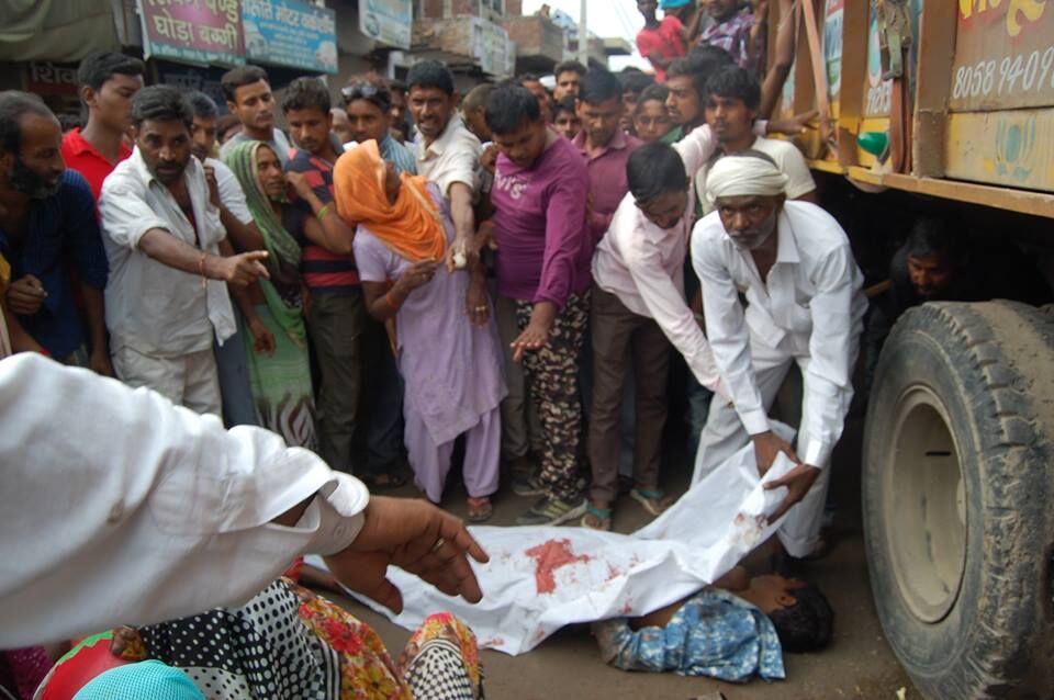 ट्रक से कुचलकर दो भाइयों की मौत, ग्रामीणों में रोष की सडक जाम